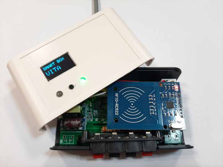 برد کنترلر رله از راه دور توسط تلفن همراه با ارتباط WIFI روشن باز شده